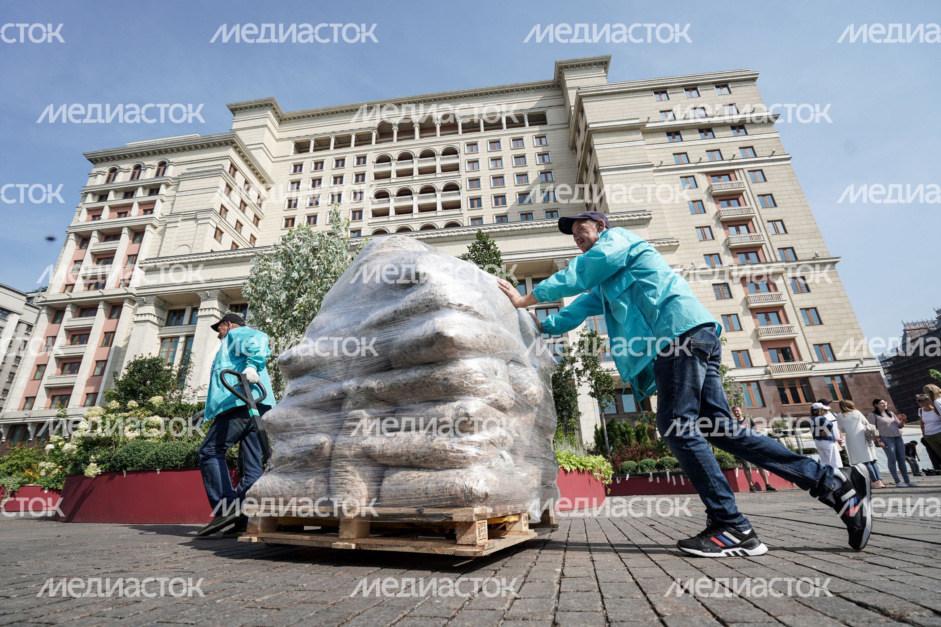 Подготовка к открытию площадки фестиваля «Цветочный джем» в Москве Подготовка к открытию площадки фестиваля «Цветочный джем» в Москве