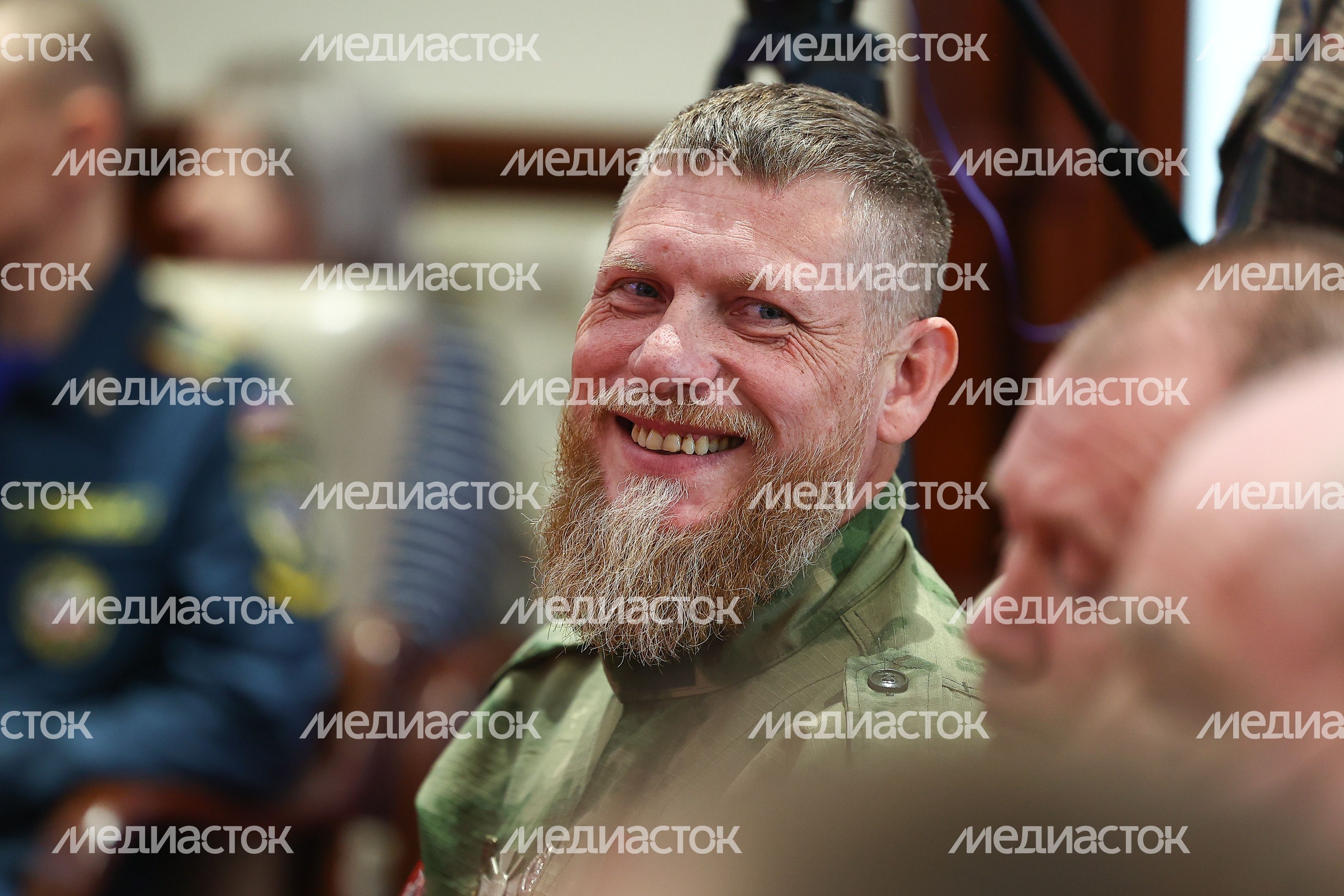 Губернатор вручил государственные награды добровольцам отряда БАРС