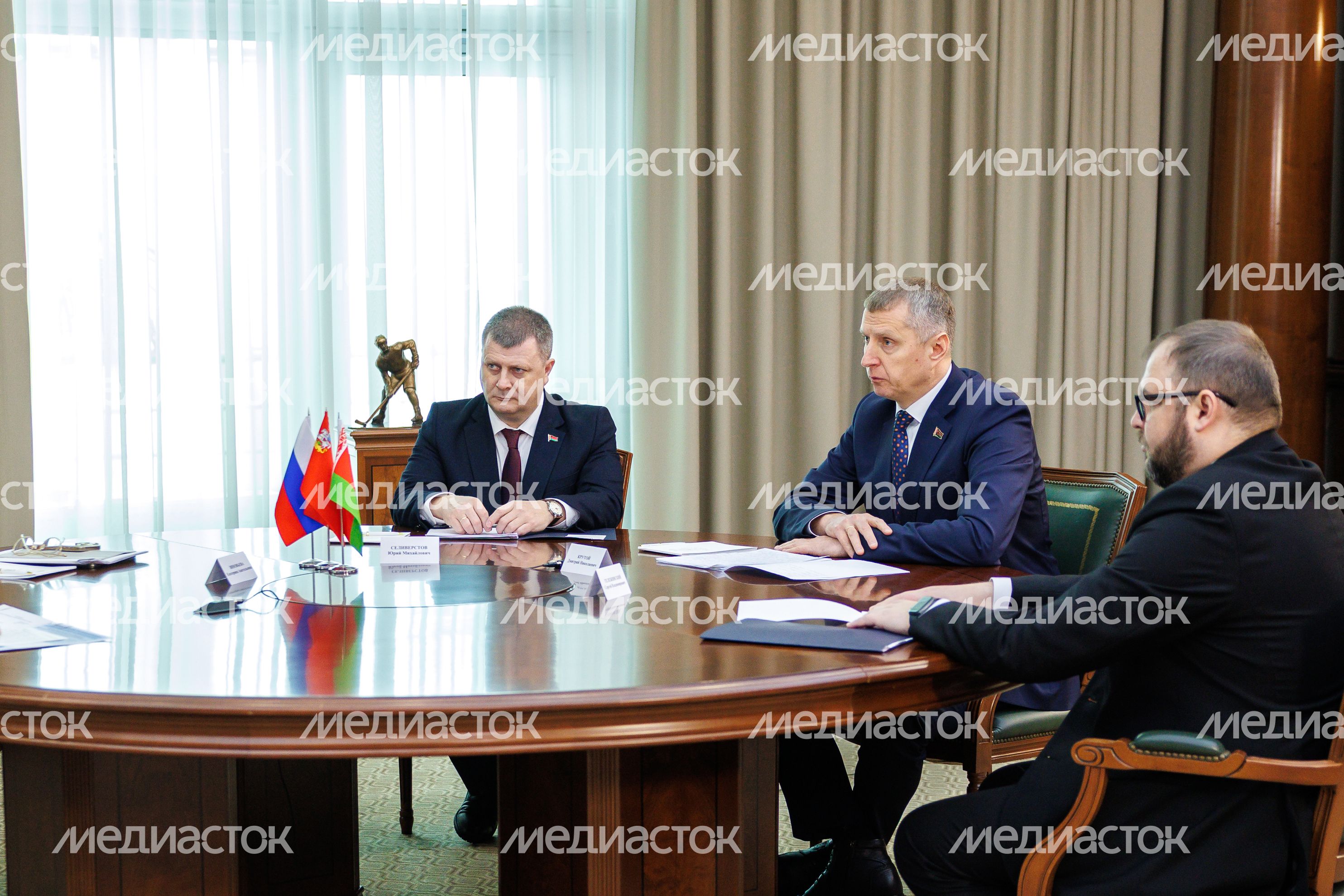 Андрей Воробьев провел рабочую встречу с главой администрации президента Республики Беларусь Андрей Воробьев провел рабочую встречу с главой администрации президента Республики Беларусь