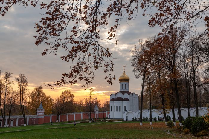 Осенний закат над Николо-Угрешским монастырем города Дзержинский округа Люберцы