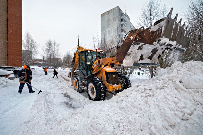 Уборка снега в поселке Большие Вяземы Одинцовского округа