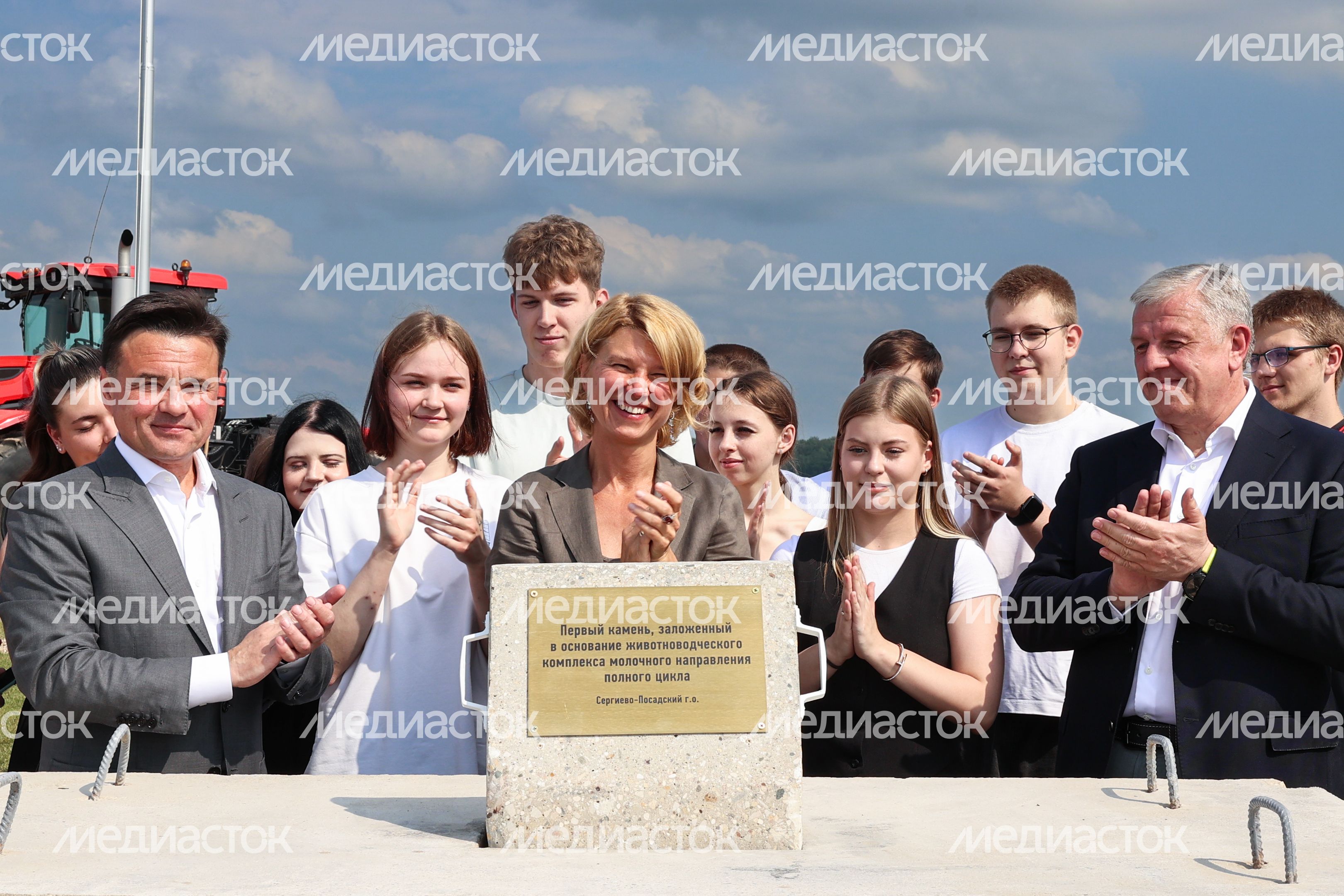 Закладка камня в основание животноводческого комплекса под Сергиевым Посадом