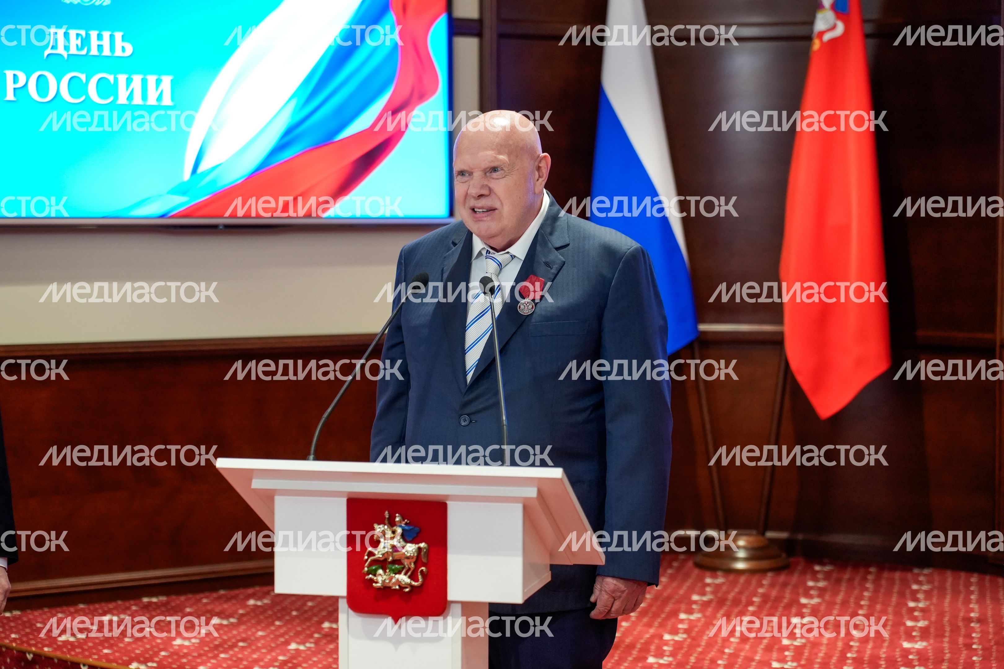 Губернатор Московской области вручил награду Владимиру Виноградову Губернатор Московской области вручил награду Владимиру Виноградову