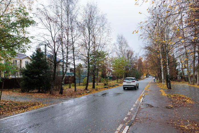 Осенняя автомобильная дорога в микрорайоне Востряково города Домодедово
