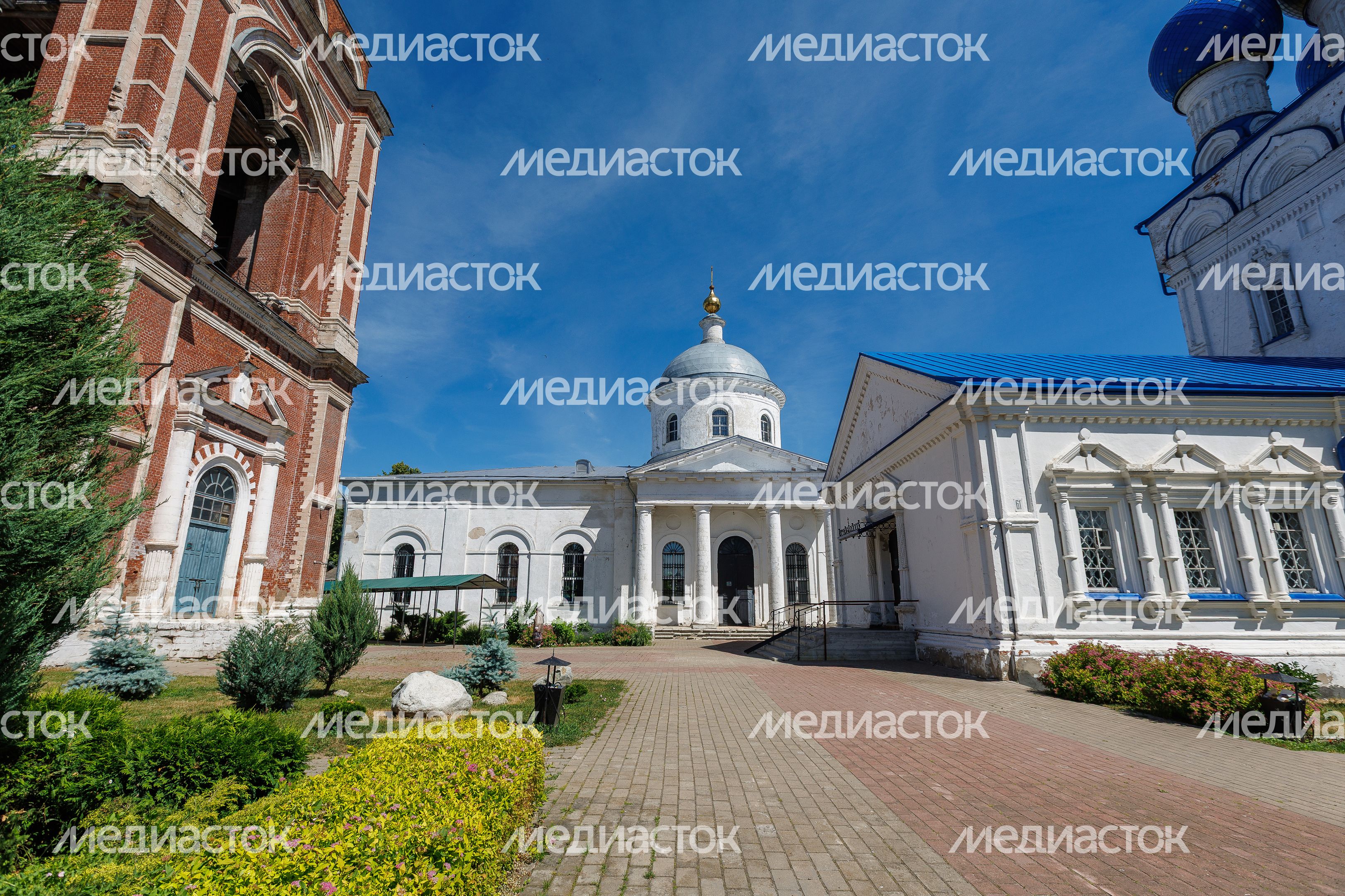 Колокольня собора Михаила Архангела, церковь Иерусалимской иконы Божией Матери и собор Михаила Архангела в Бронницах Колокольня собора Михаила Архангела, церковь Иерусалимской иконы Божией Матери и собор Михаила Архангела в Бронницах