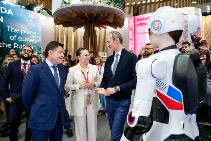 Дмитрий Григоренко осмотрел подмосковный стенд на ПМЭФ-2025