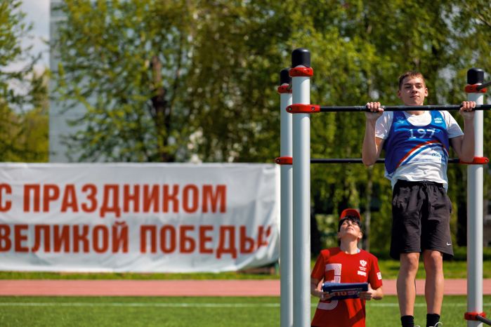 Региональный этап сдачи ГТО среди учащихся Московской области в Дзержинском округа Люберцы: подтягивание