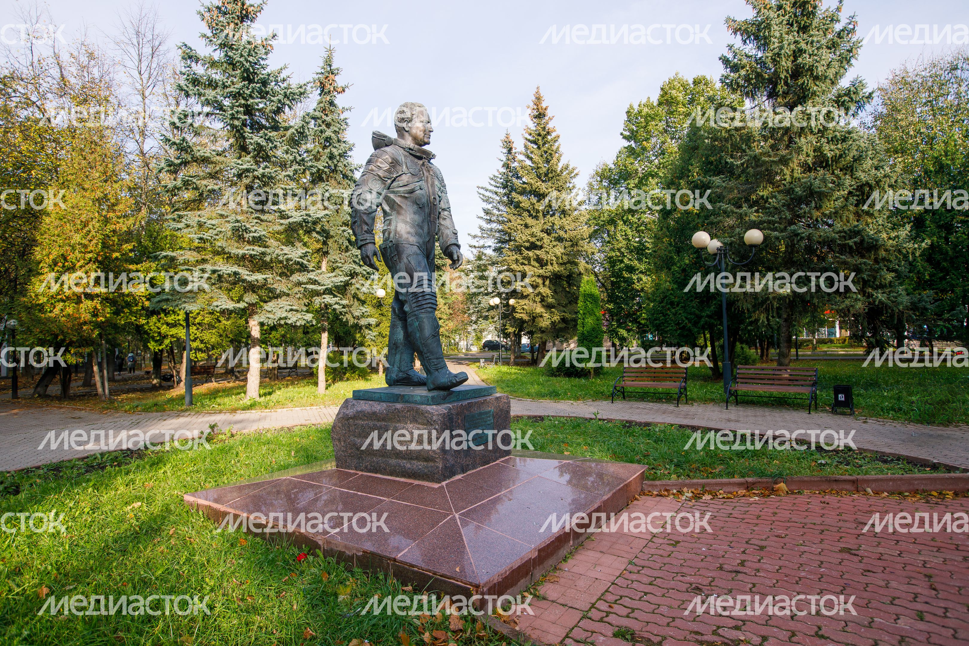 Краснознаменск. Памятник космонавту Герману Титову Краснознаменск. Памятник космонавту Герману Титову