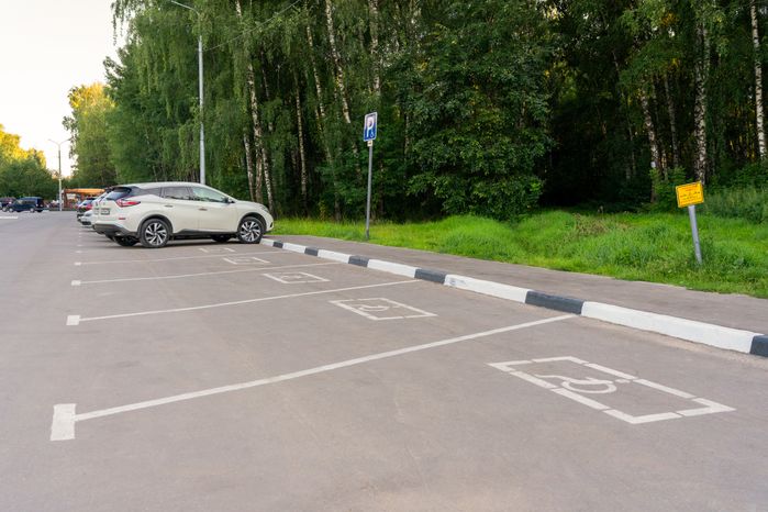 Парковка на улице Надежды у лесопарка «Городской лес» в Домодедово