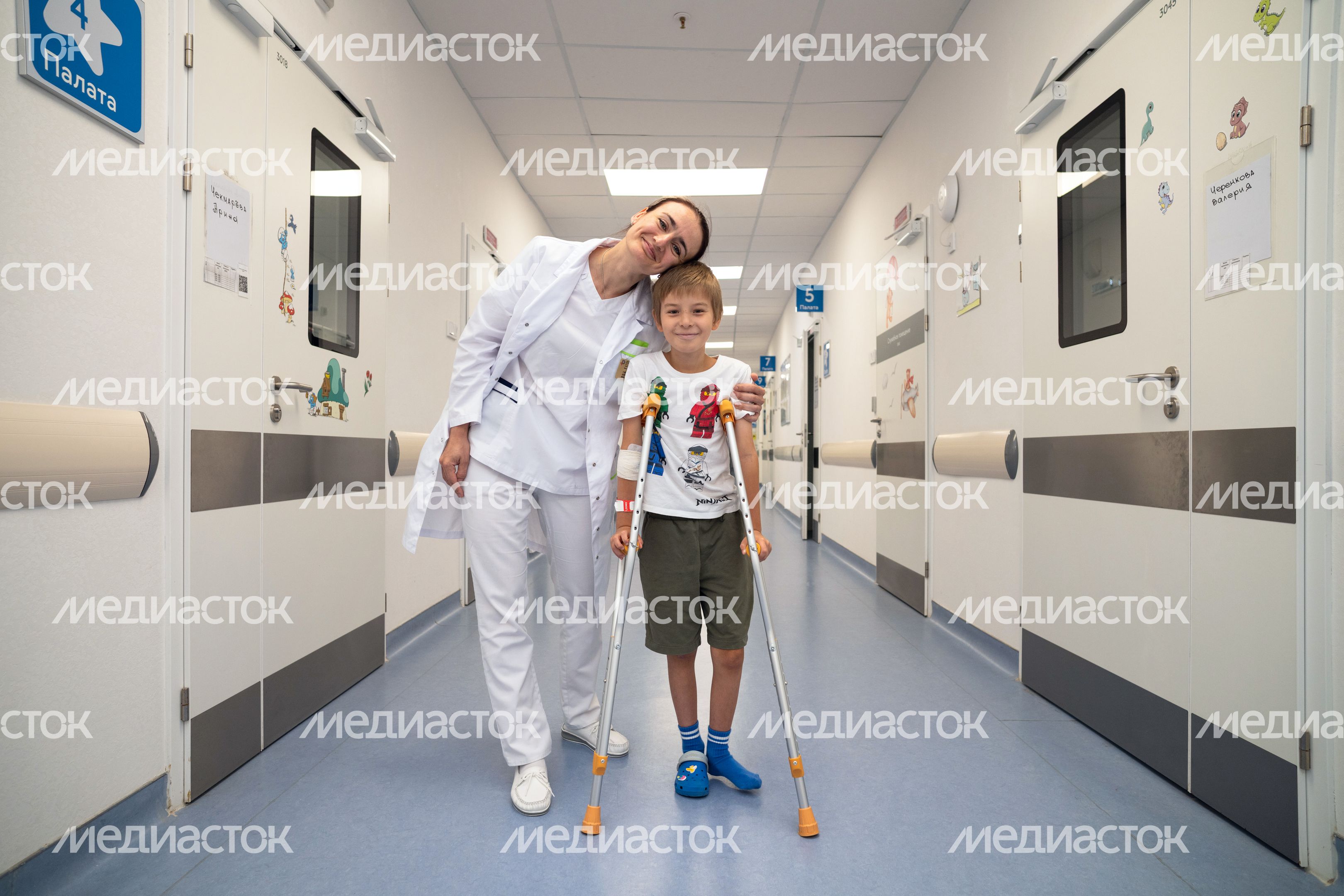 Врач и пациент в отделении травматологии Детского клинического центра им. Л.М. Рошаля Врач и пациент в отделении травматологии Детского клинического центра им. Л.М. Рошаля