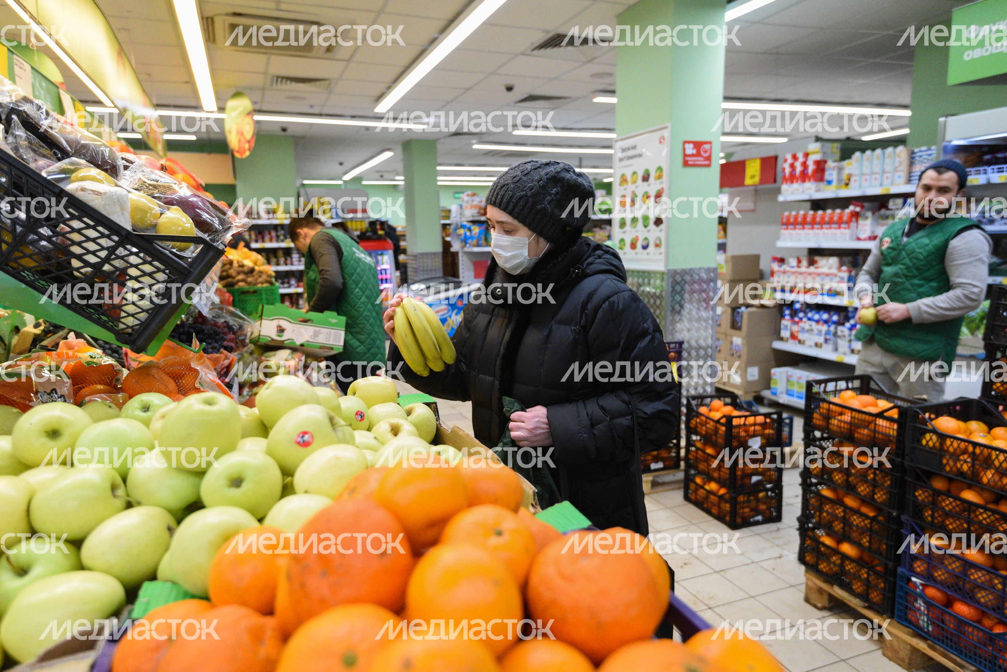 Люди в масках в период эпидемии коронавируса