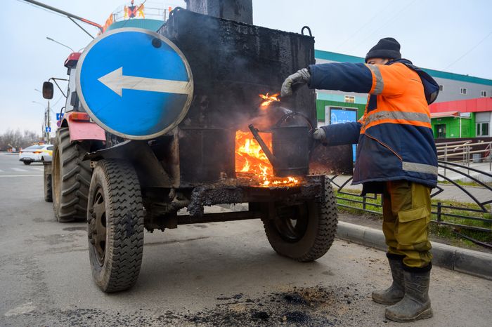 Рабочие Мособлводоканала укладывают асфальт в Орехово-Зуево после ремонта водопровода