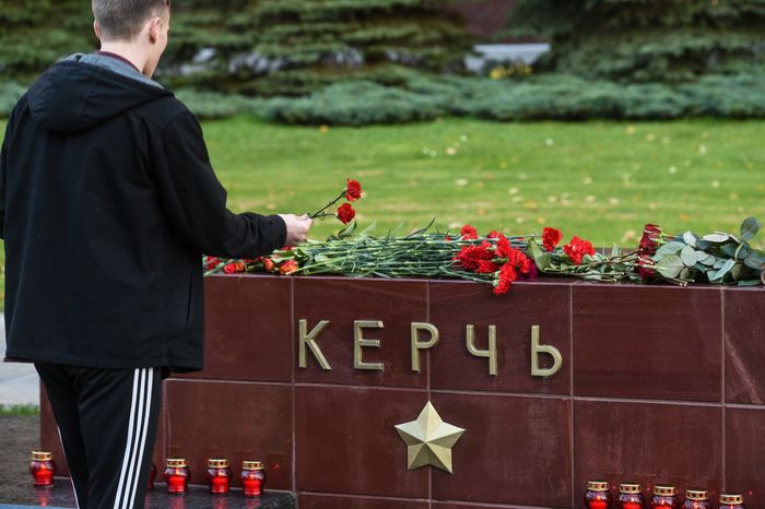 Возложение цветов к мемориалу города Керчь в Москве