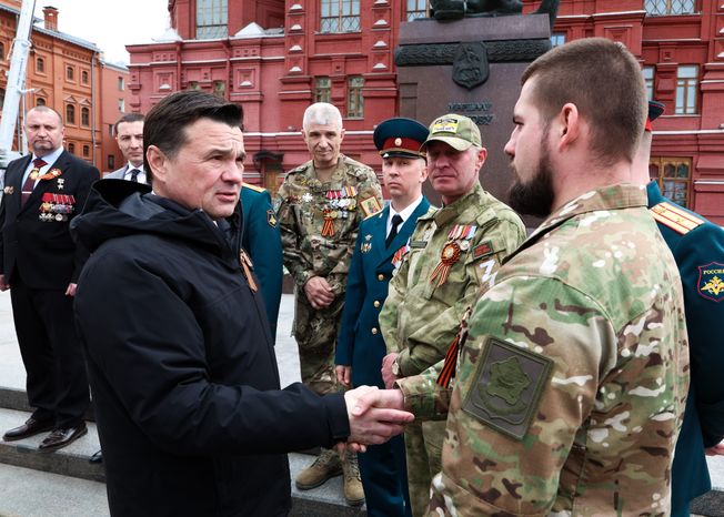 Андрей Воробьев вместе с участниками СВО возложил венок и цветы к Могиле Неизвестного Солдата