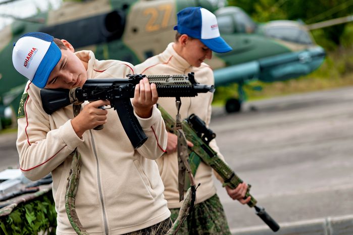 Военно-спортивная игра «Юнавиа» для молодежи в Центре военно-тактических игр парка «Патриот» Одинцовского округа
