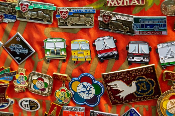 Путешествие в СССР: советские значки в Музее истории автомобильного транспорта Мострансавто в Чехове