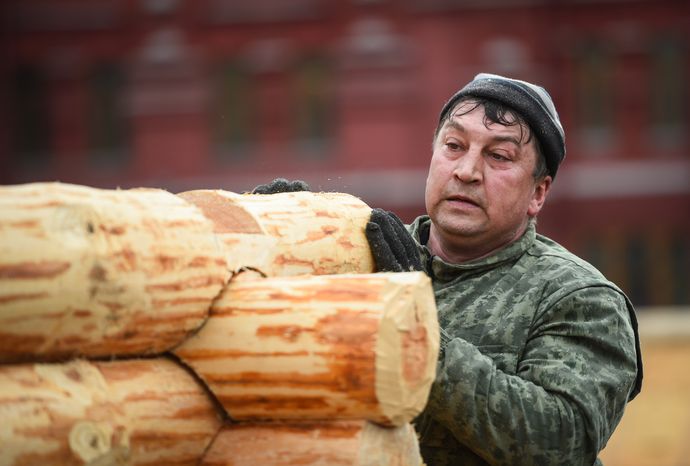 Монтаж инсталляций для фестиваля «Московская Масленица» на Манежной площади