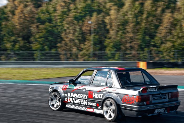 Дрифт-гонка автомобилей по автодрому Moscow Raceway на фестивале «Дрифт Экспо» в Волоколамске