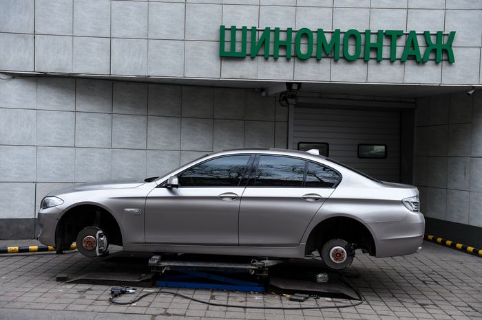 Работа шиномонтажной мастерской перед началом зимнего сезона