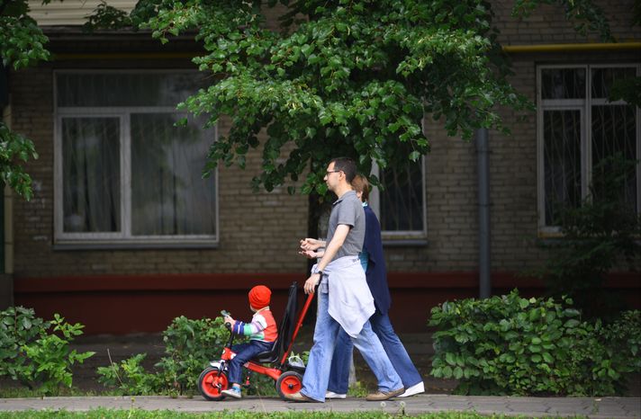 Горожане гуляют по улице Ленина в Реутове