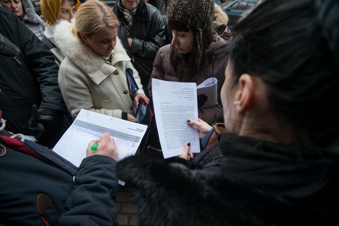 Валютные заемщики собрались у отделения Абсолют Банка в Москве