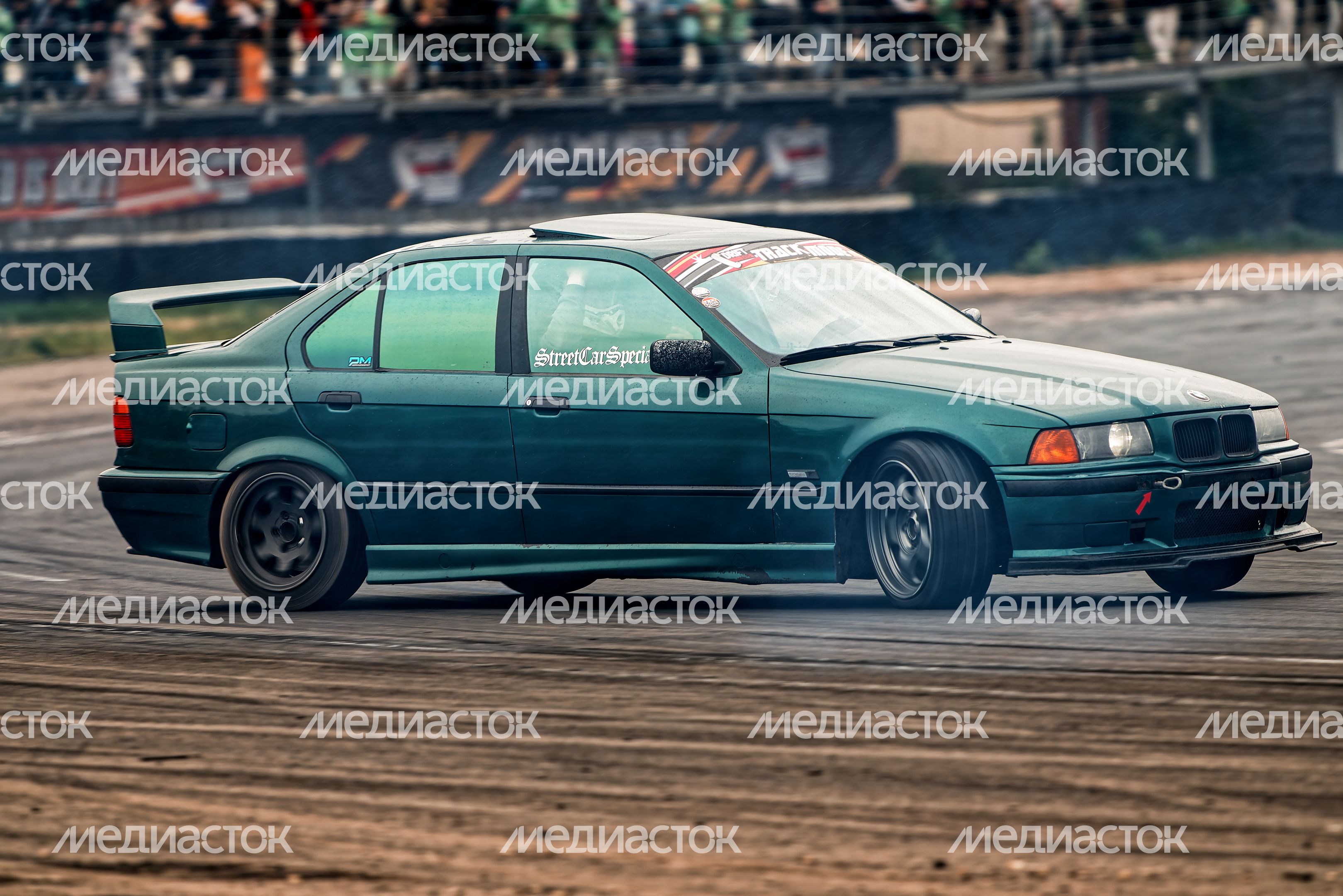 Гонка автомобилей на дрифт-фестивале скорости и драйва Drift Expo Track Mode 2025