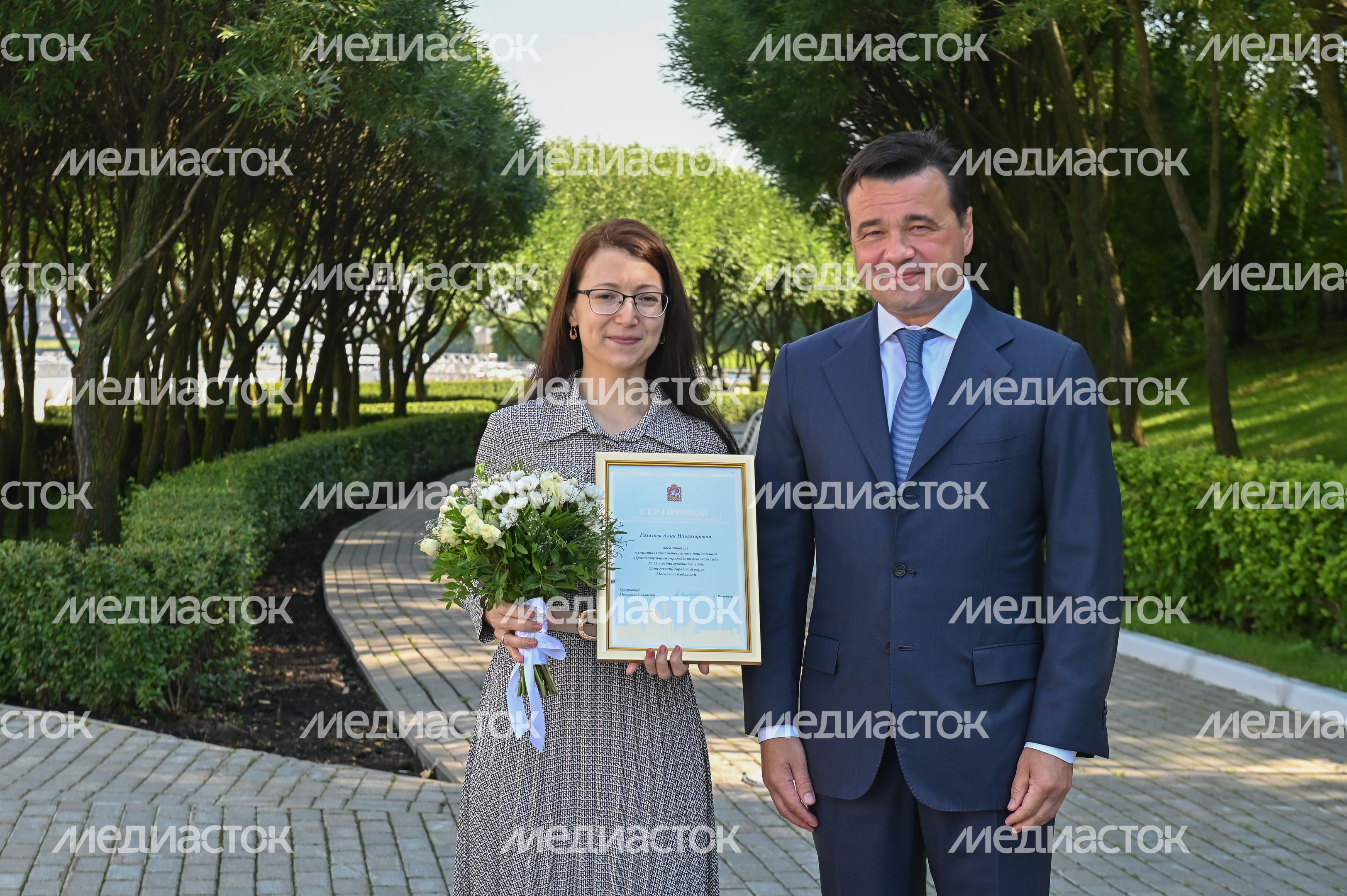 Вручение губернатором Подмосковья свидетельств на право получения социальной ипотеки воспитателям подмосковных детских дошкольных учреждений