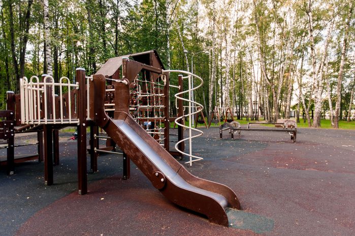 Детская площадка в Центральном городском парке им. М.И. Калинина в Королеве летом