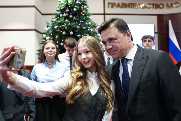 Андрей Воробьев вручил первые паспорта юным жителям Подмосковья