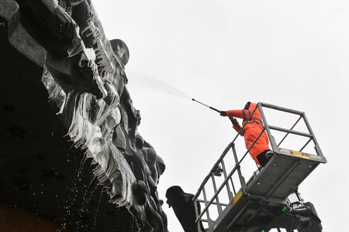 Промывка после зимы Монумента Победы на Поклонной горе в Москве