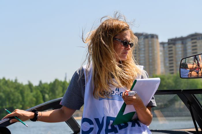Судья на чемпионате Московской области по серфингу на Пироговском водохранилище в Долгопрудном