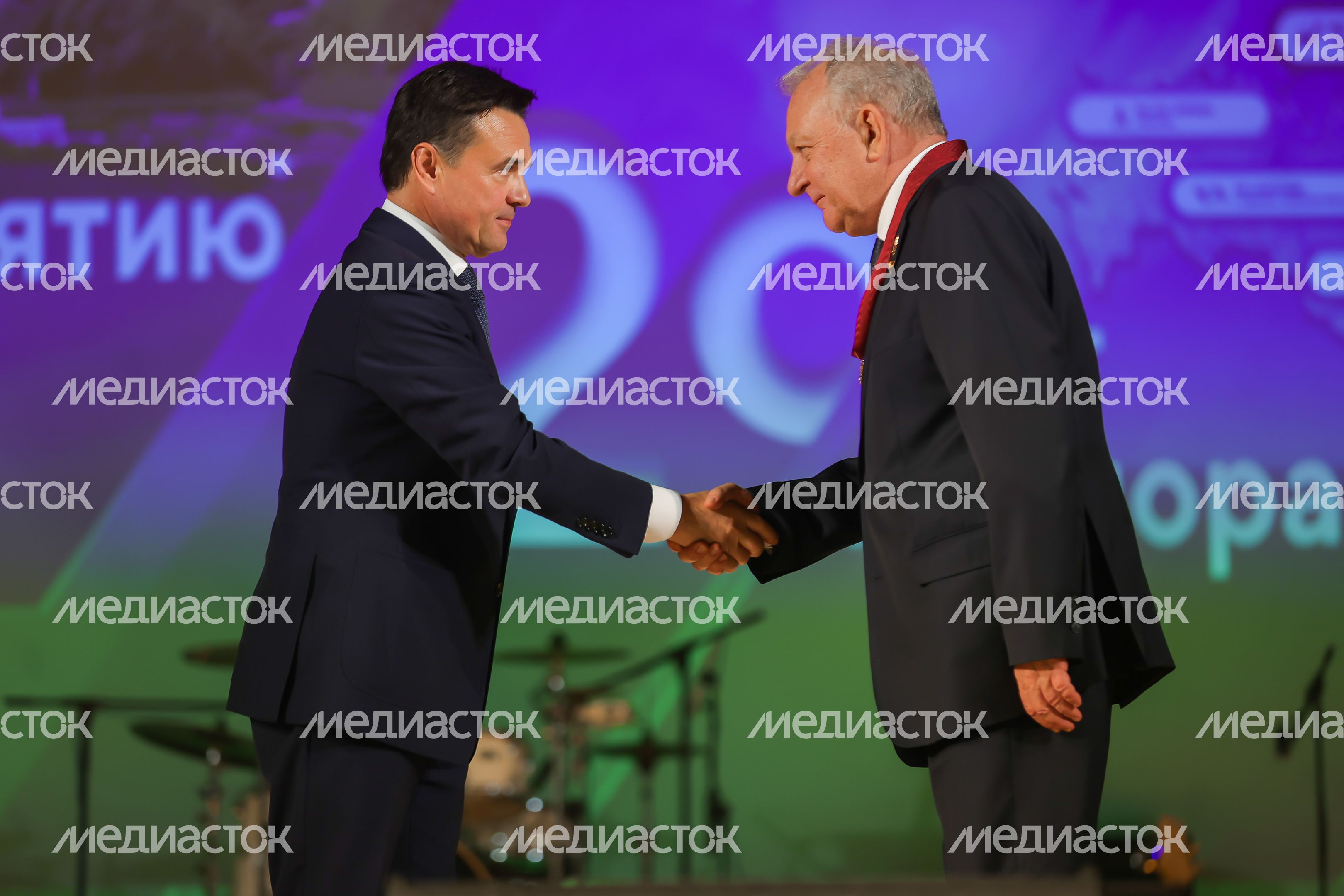 Андрей Воробьев вручает награду Александру Леонову - гендиректору, генеральному конструктору «ВПК «НПО машиностроения» Андрей Воробьев вручает награду Александру Леонову - гендиректору, генеральному конструктору «ВПК «НПО машиностроения»