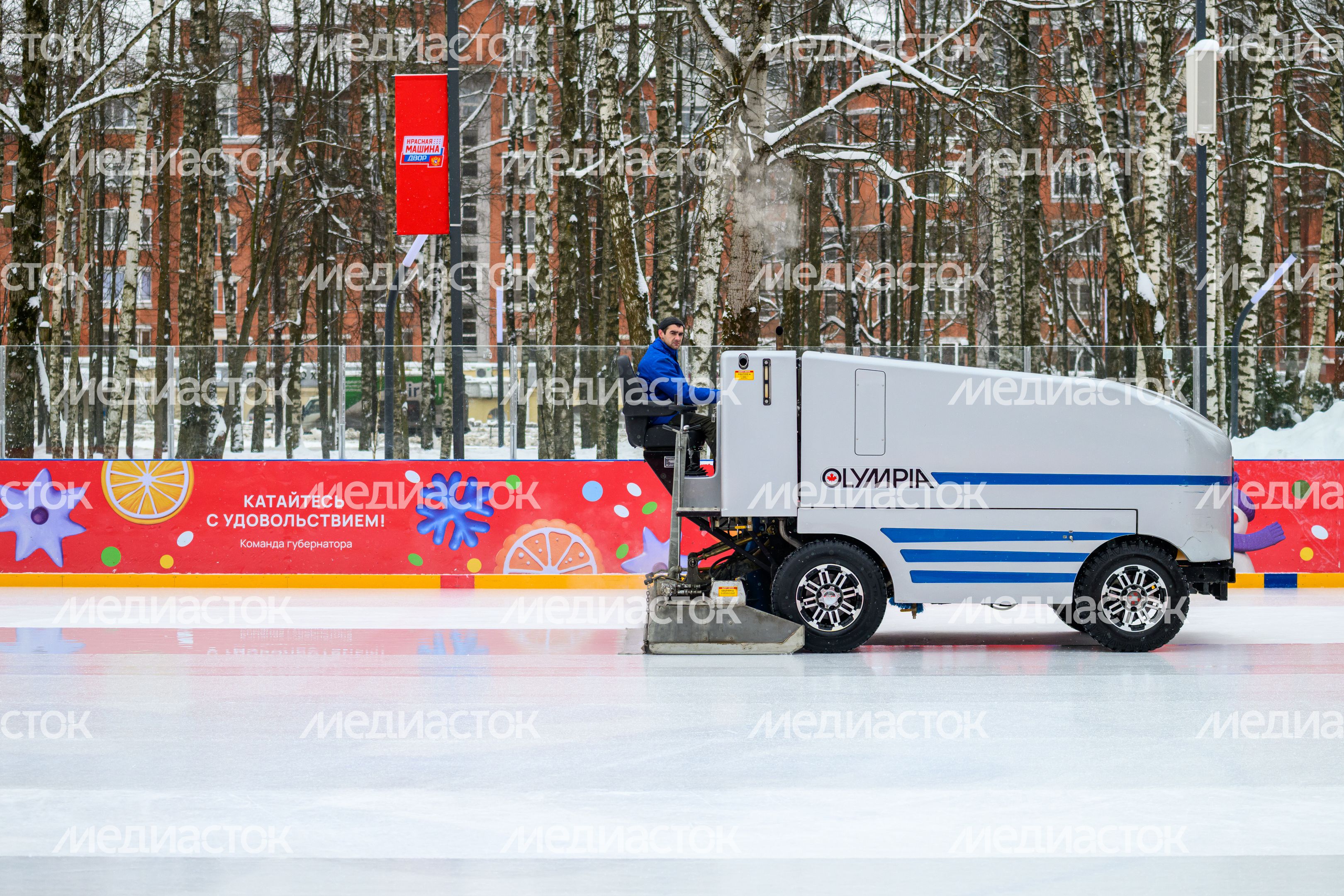 Каток с искусственным льдом в Центральном парке Лобни Каток с искусственным льдом в Центральном парке Лобни