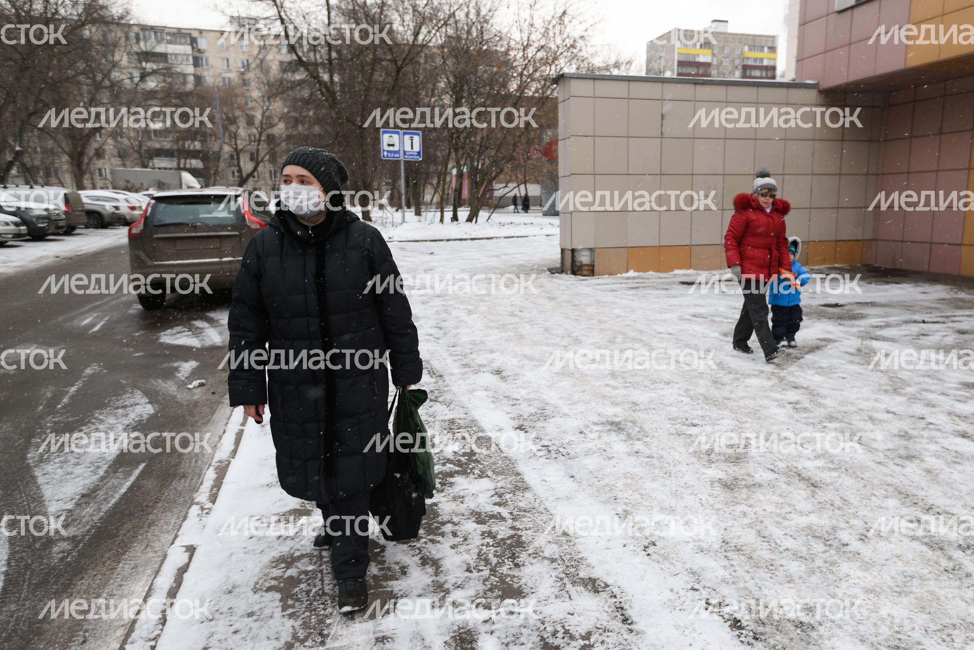 Люди в масках в период эпидемии коронавируса