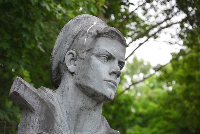 Памятник матросу Анатолию Железнякову в Долгопрудном