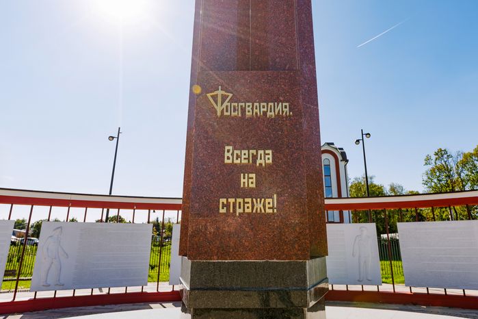 Стела и барельеф с моментами истории войск Росгвардии во Владимирском парке Балашихи