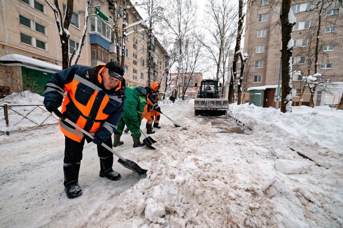 Уборка снега в поселке Большие Вяземы Одинцовского округа