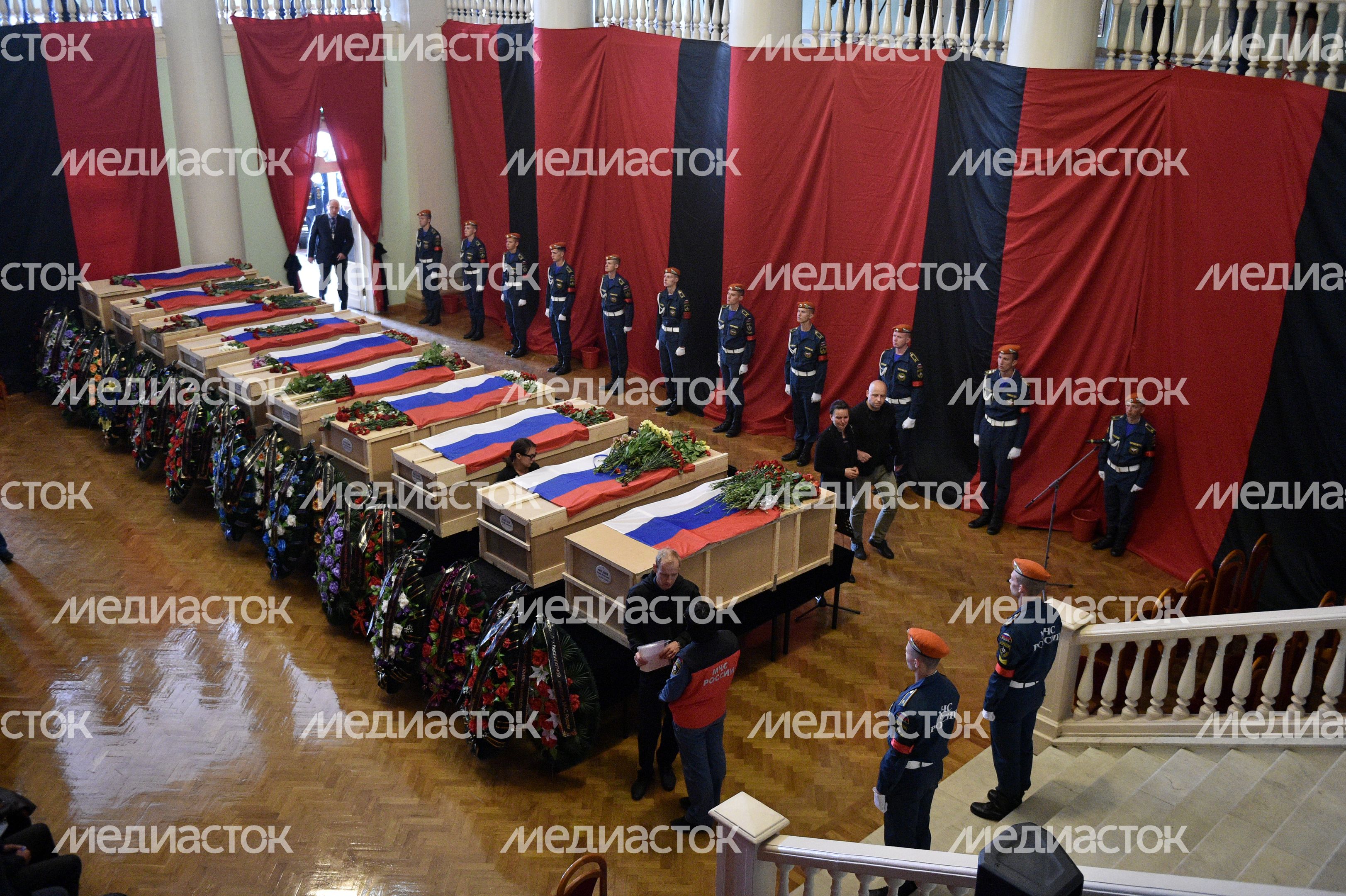 Прощание с погибшими членами экипажа самолета Ил-76 в Жуковском