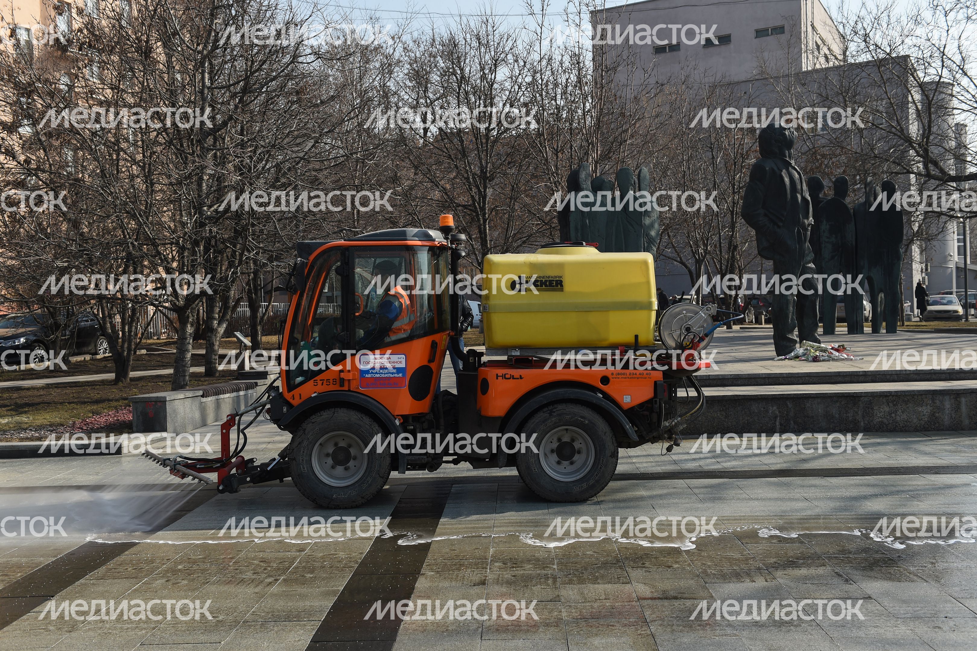 Дороги и тротуары в Москве вымыли с шампунем 