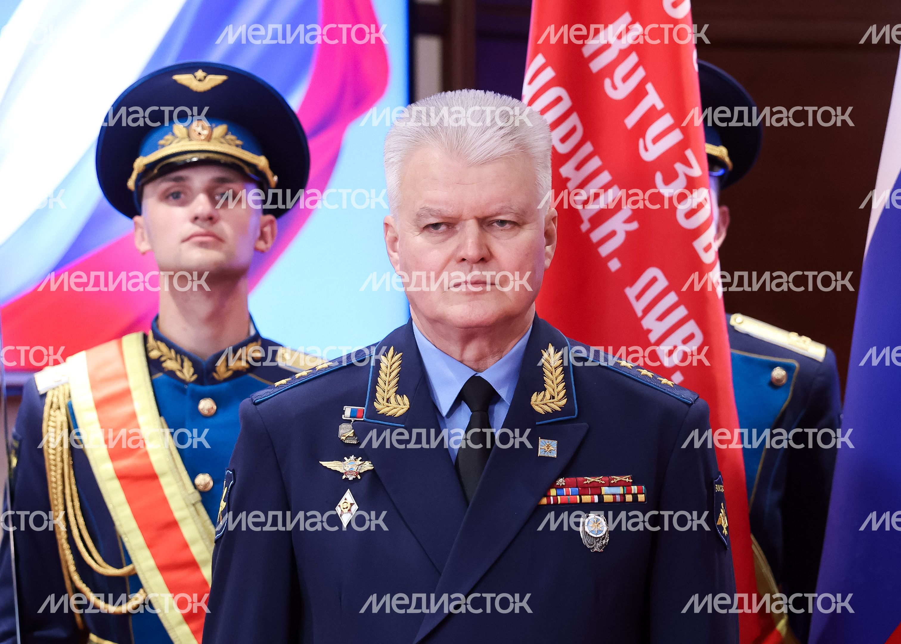 Родственникам легендарного лётчика Николая Терёхина передали "Золотую Звезду" Героя России Родственникам легендарного лётчика Николая Терёхина передали "Золотую Звезду" Героя России