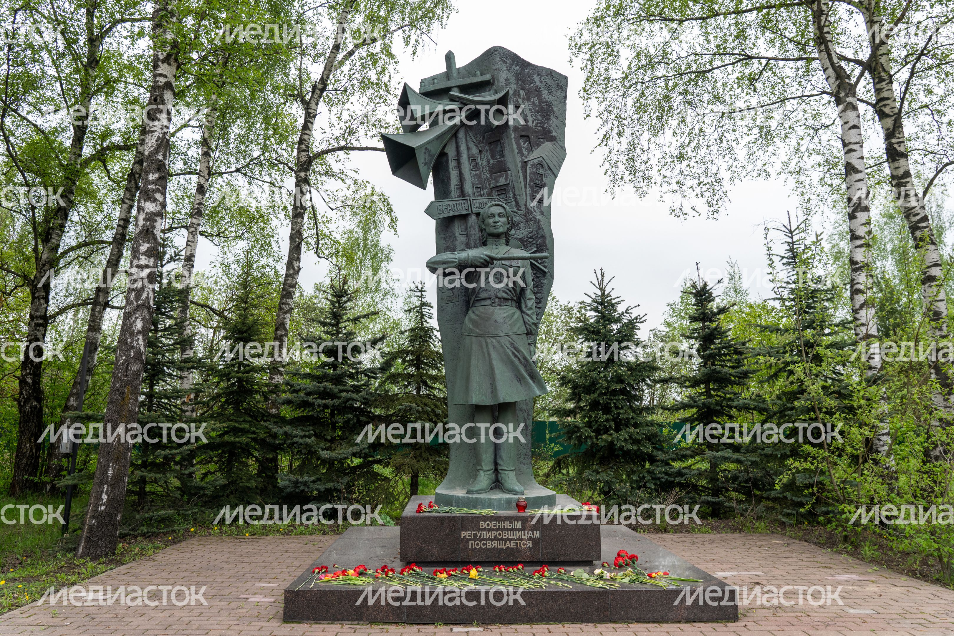 Памятник военным регулировщицам в деревне Ленино округа Истра Памятник военным регулировщицам в деревне Ленино округа Истра