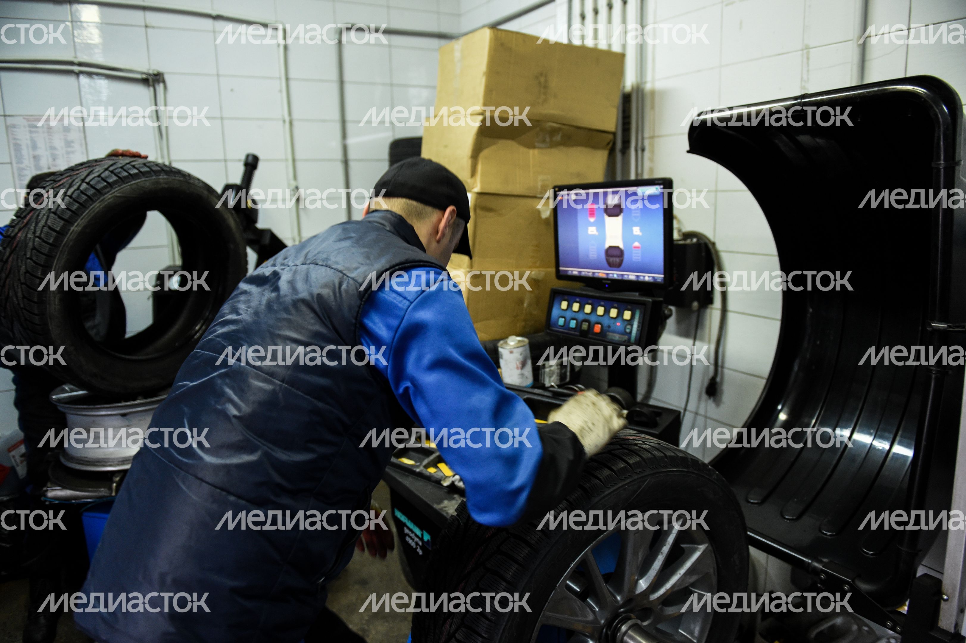 Работа шиномонтажной мастерской перед началом зимнего сезона