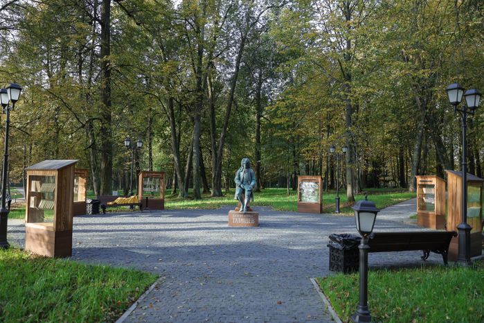 Памятник Василию Татищеву в его усадьбе под Солнечногорском