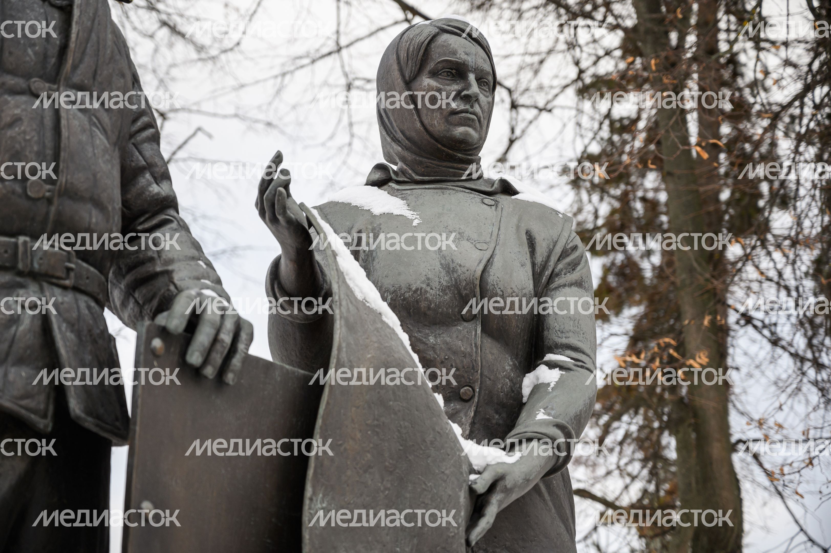 Памятник труженикам тыла в 1941-1945 у Троицкого собора в Раменском городском парке Памятник труженикам тыла в 1941-1945 у Троицкого собора в Раменском городском парке