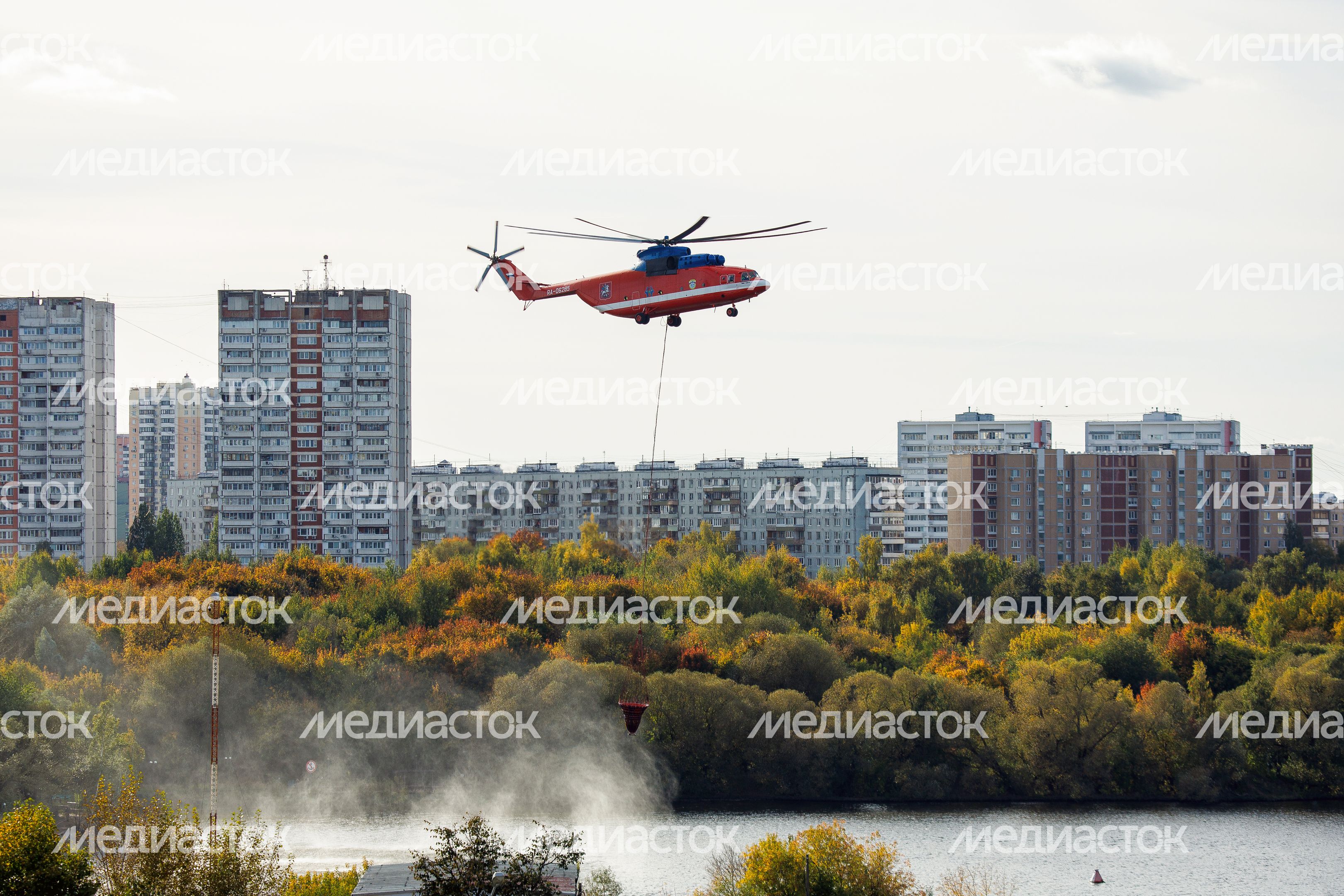 Пожарный вертолет набирает воду в Москве-реке для тушения возгорания Пожарный вертолет набирает воду в Москве-реке для тушения возгорания