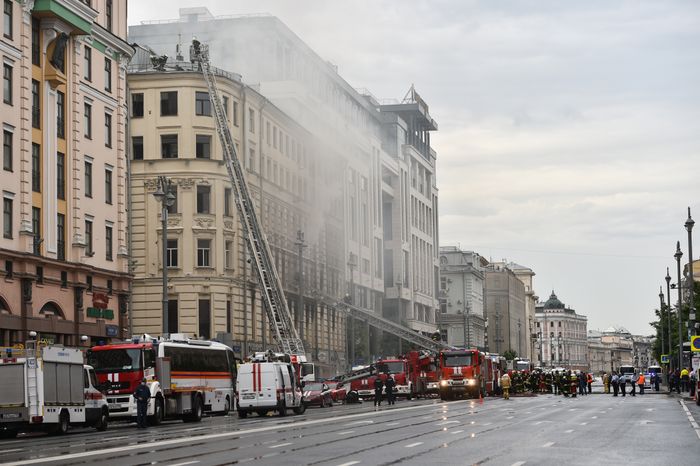 Пожар в реставрируемом здании на Тверской улице в Москве