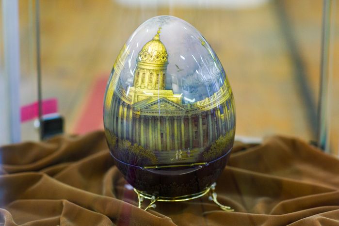 Пасхальное яйцо в технике лаковой миниатюры Федоскино с изображением Исаакиевского собора в Санкт-Петербурге