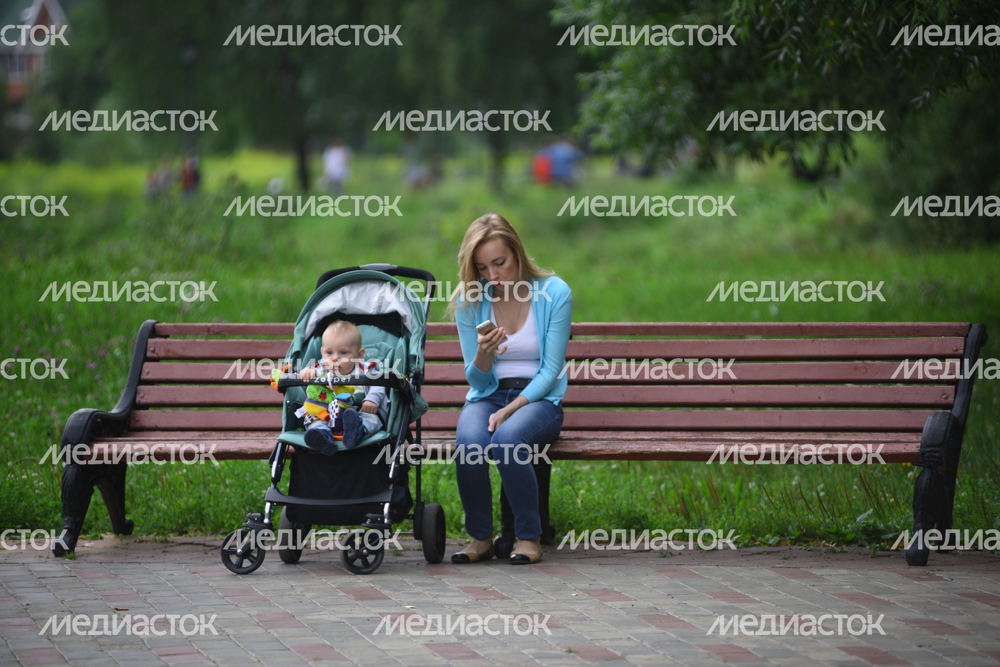 Женщина с ребенком в парке в Долгопрудном
