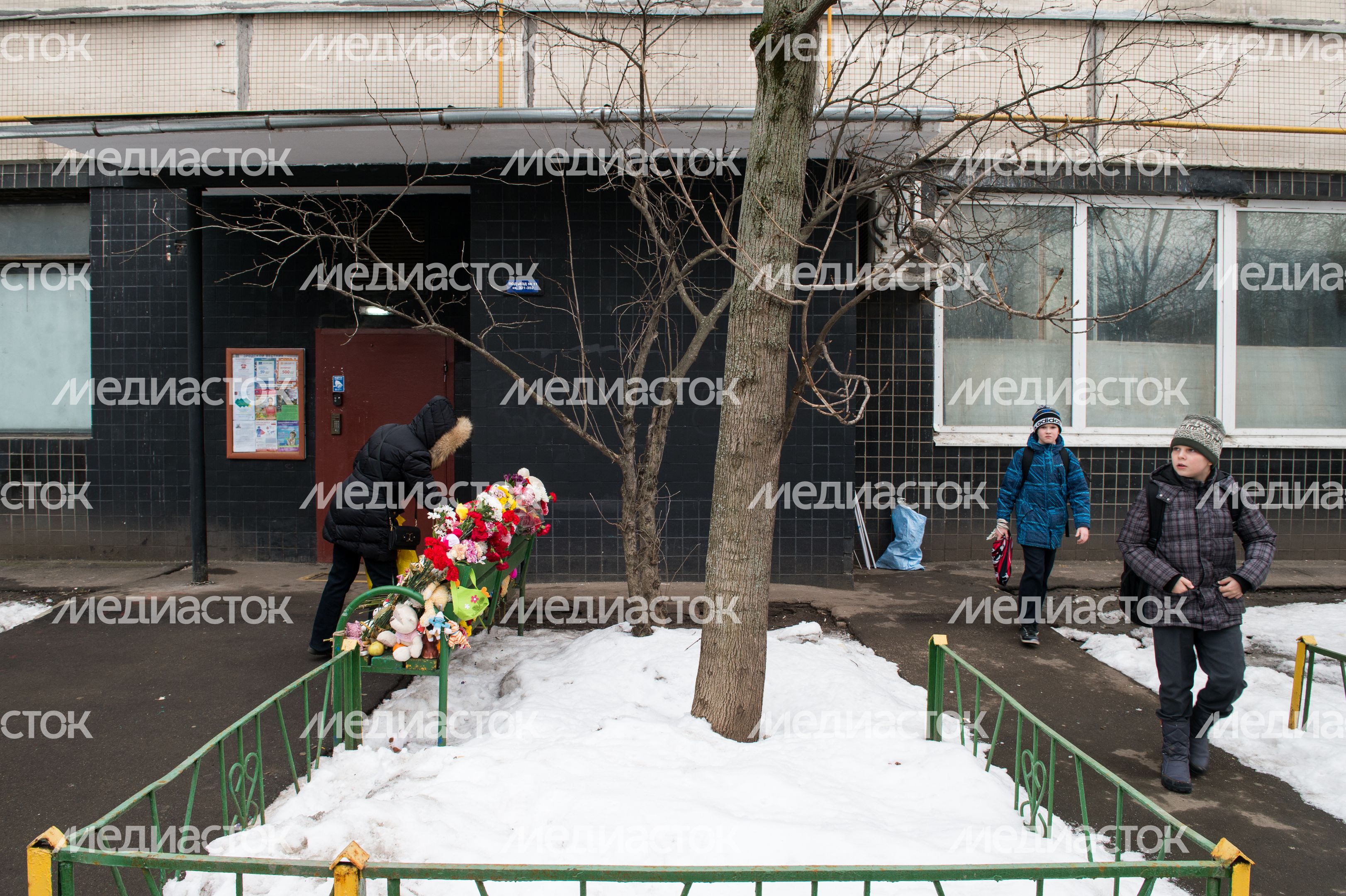 Мемориал из цветов и игрушек в честь погибшей девочки в Москве