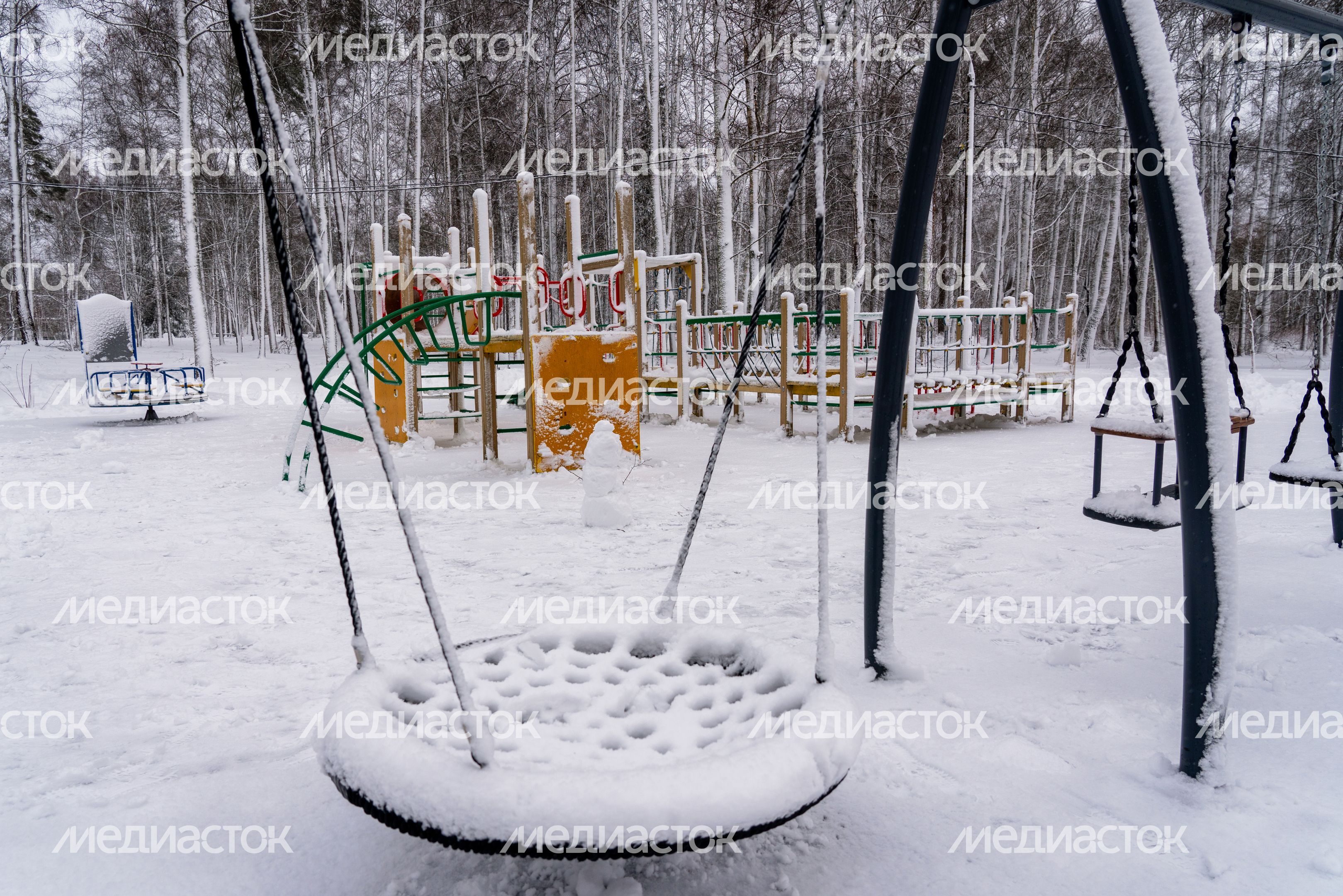 Детская площадка в Высоковском городском парке культуры и отдыха «Березовый» в округе Клин зимой Детская площадка в Высоковском городском парке культуры и отдыха «Березовый» в округе Клин зимой